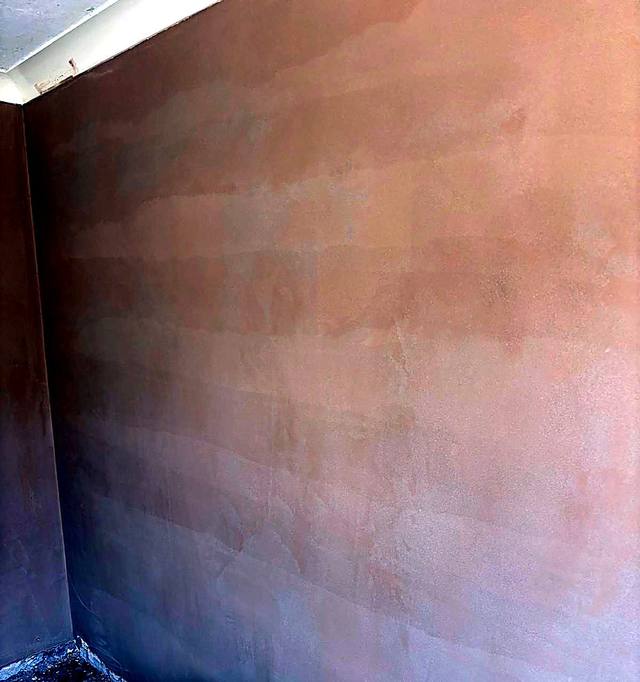 Smooth freshly skimmed wall drying out in the West Midlands